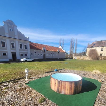 Chateau Moravany - Apartmany, Teepee A Wellness Ronov Nad Doubravou ภายนอก รูปภาพ