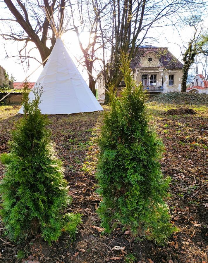 Chateau Moravany - Apartmany, Teepee A Wellness Ronov Nad Doubravou ภายนอก รูปภาพ
