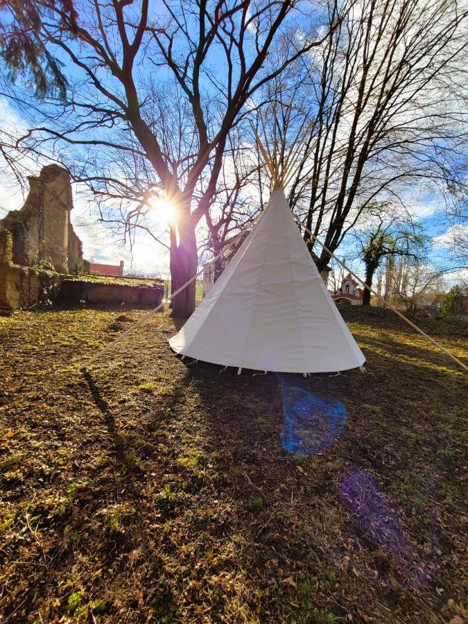 Chateau Moravany - Apartmany, Teepee A Wellness Ronov Nad Doubravou ภายนอก รูปภาพ
