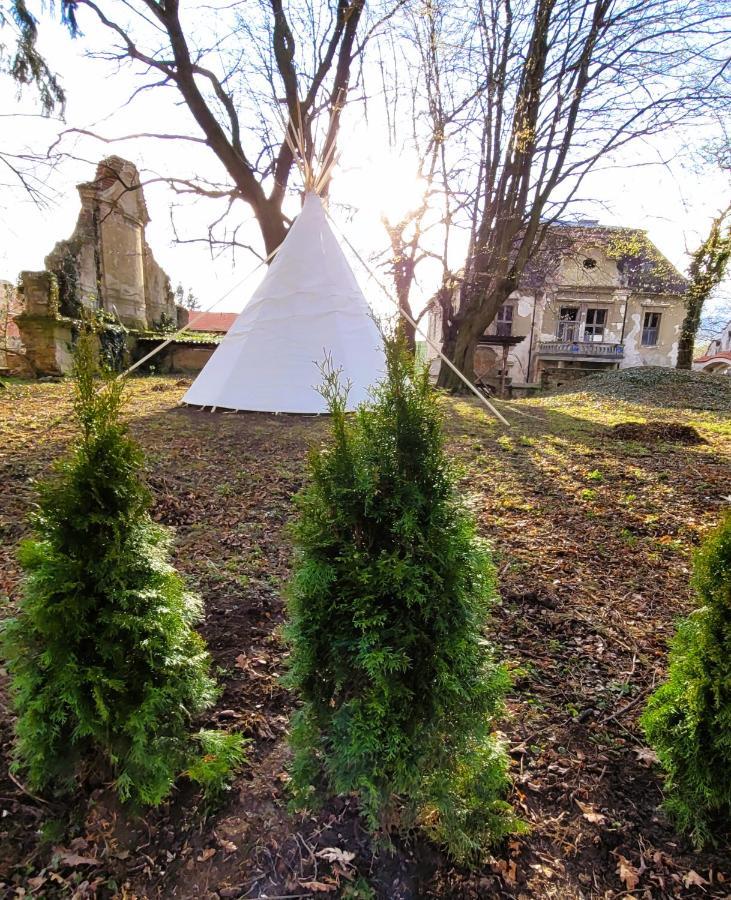 Chateau Moravany - Apartmany, Teepee A Wellness Ronov Nad Doubravou ภายนอก รูปภาพ
