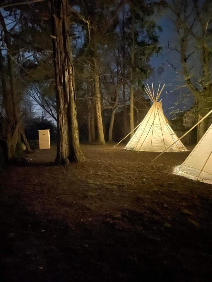 Chateau Moravany - Apartmany, Teepee A Wellness Ronov Nad Doubravou ภายนอก รูปภาพ
