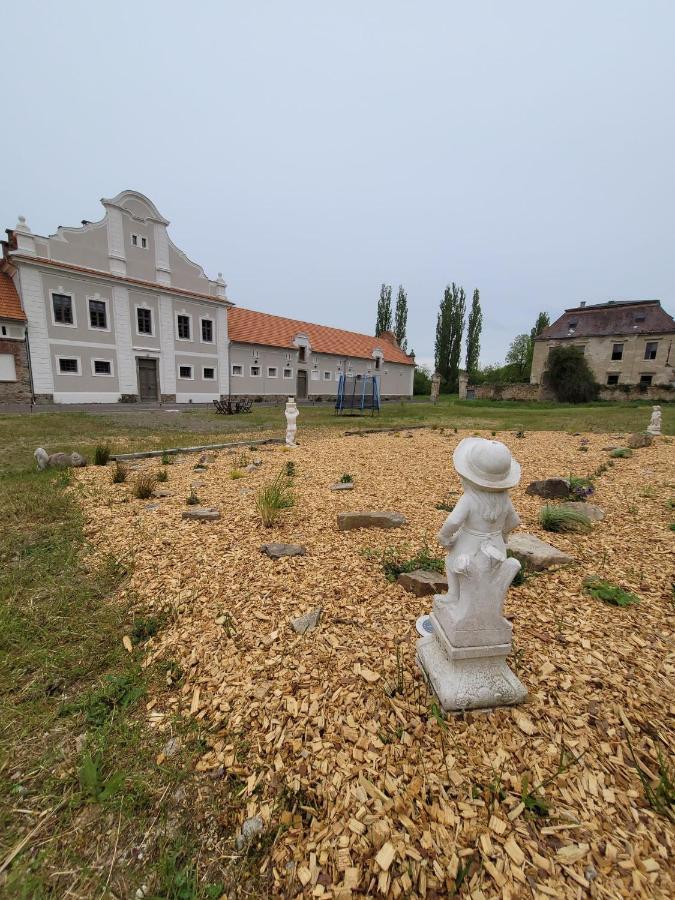 Chateau Moravany - Apartmany, Teepee A Wellness Ronov Nad Doubravou ภายนอก รูปภาพ