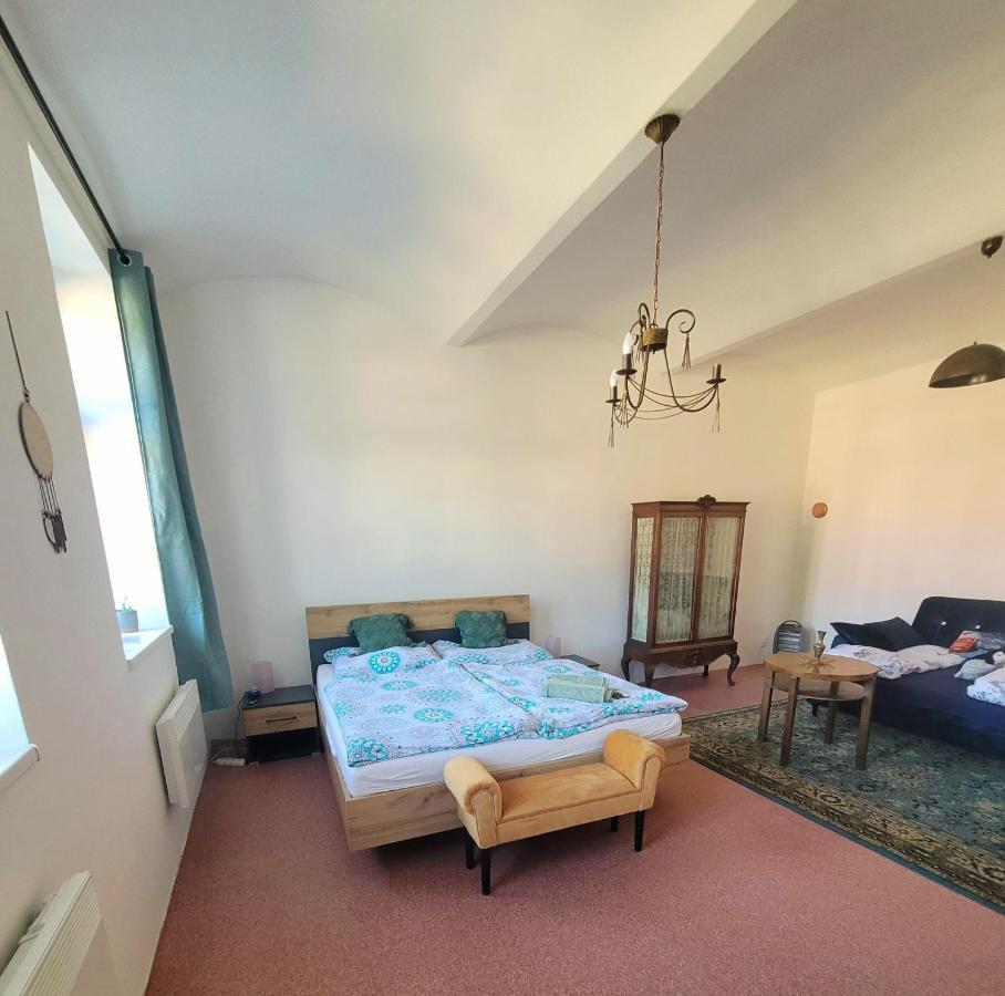 Chateau Moravany - Apartmany, Teepee A Wellness Ronov Nad Doubravou ภายนอก รูปภาพ