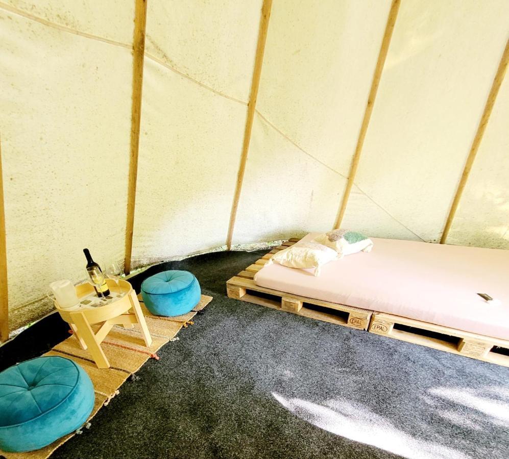Chateau Moravany - Apartmany, Teepee A Wellness Ronov Nad Doubravou ภายนอก รูปภาพ