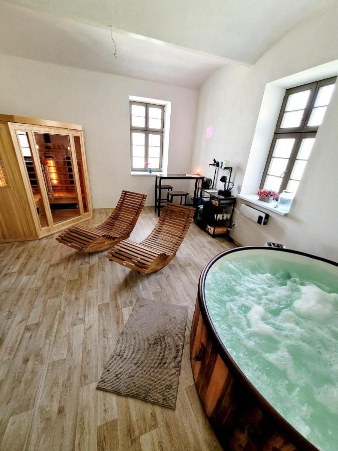 Chateau Moravany - Apartmany, Teepee A Wellness Ronov Nad Doubravou ภายนอก รูปภาพ