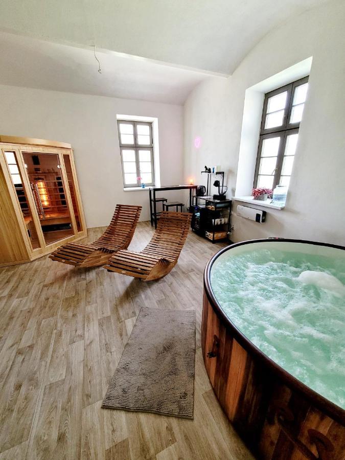 Chateau Moravany - Apartmany, Teepee A Wellness Ronov Nad Doubravou ภายนอก รูปภาพ
