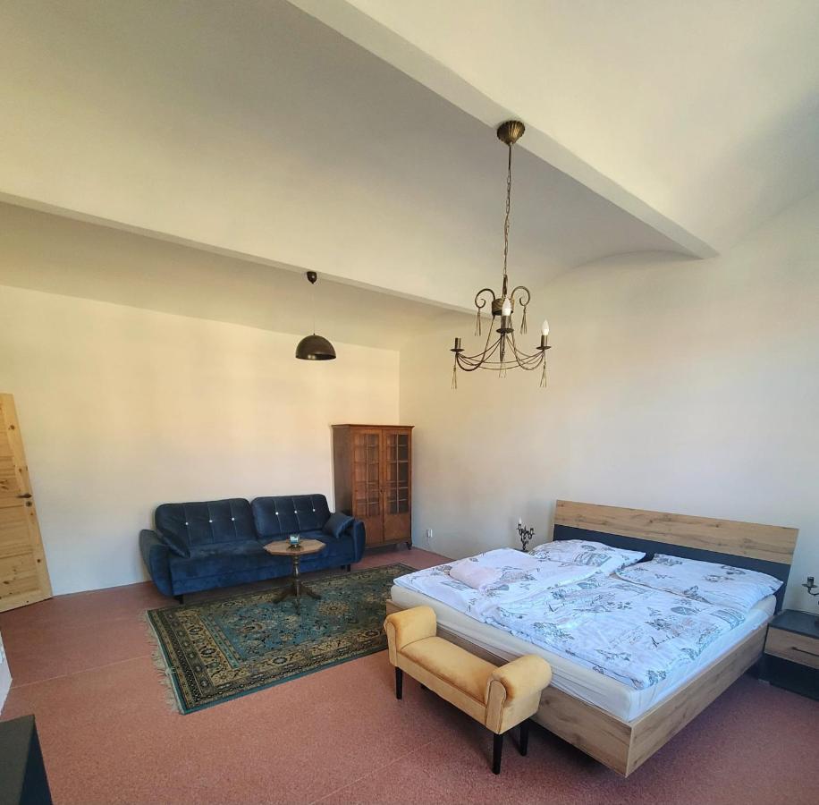 Chateau Moravany - Apartmany, Teepee A Wellness Ronov Nad Doubravou ภายนอก รูปภาพ