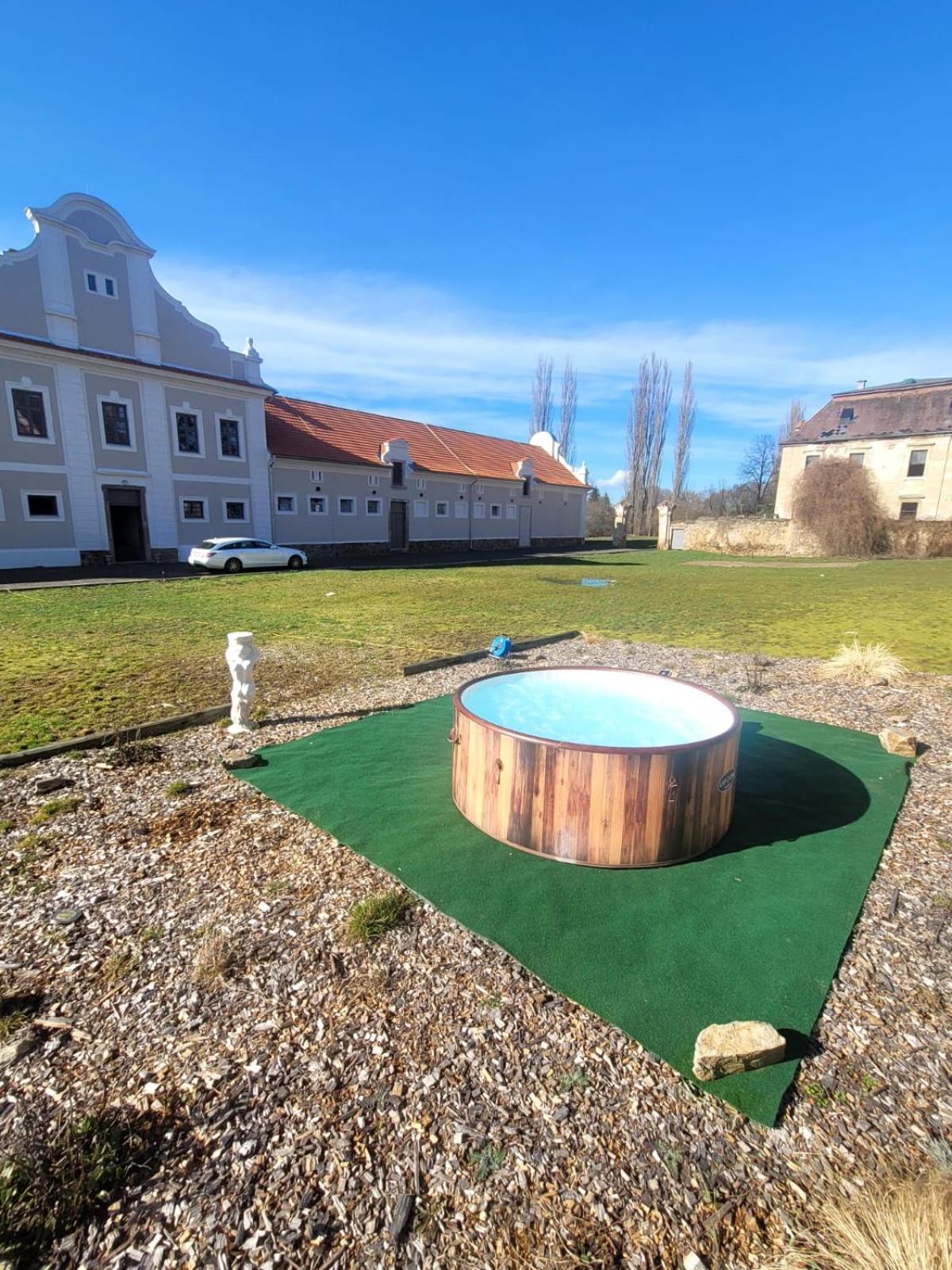 Chateau Moravany - Apartmany, Teepee A Wellness Ronov Nad Doubravou ภายนอก รูปภาพ