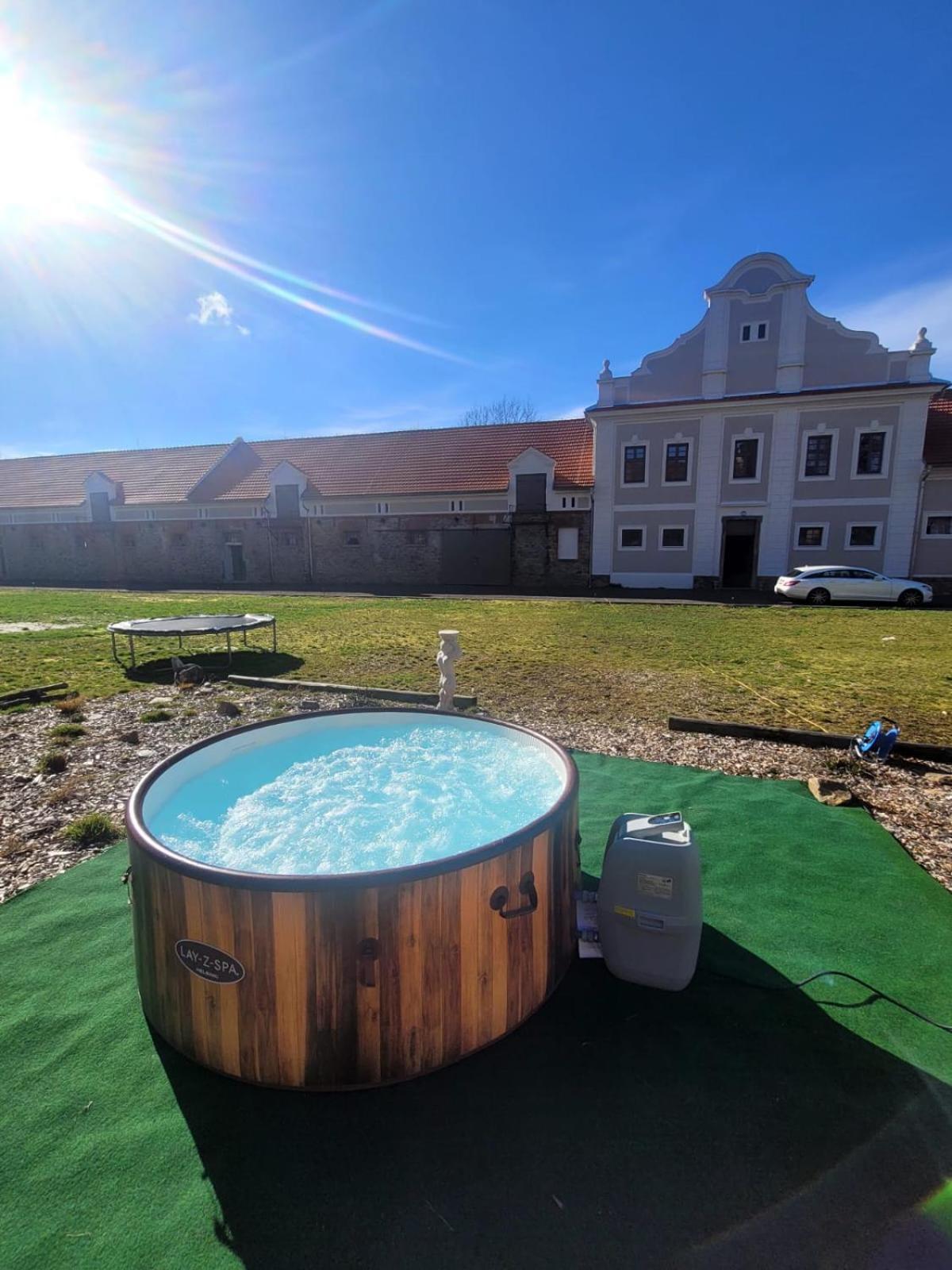 Chateau Moravany - Apartmany, Teepee A Wellness Ronov Nad Doubravou ภายนอก รูปภาพ